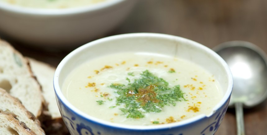 Bloemkoolvelouté met witlof en kerrie, en een garnituur van rodebietenchips