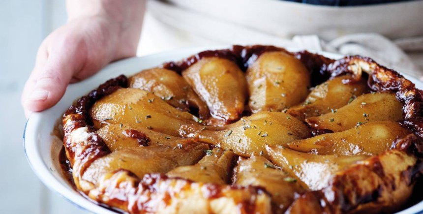 Tarte tatin van peer met rozemarijn en een bolletje speculaasijs