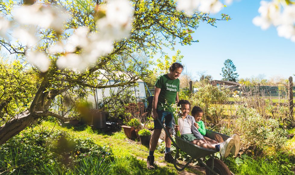 Jan en kleinkinderen in de tuin
