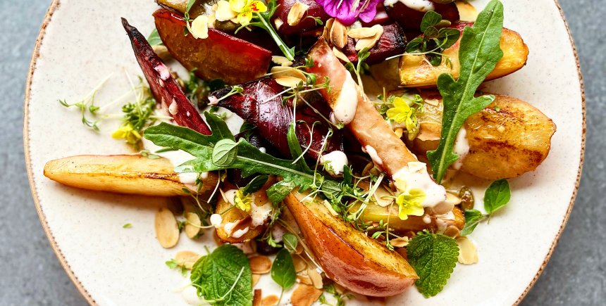 Salade van geroosterde rode biet en gebakken peer met mandarijn vinaigrette