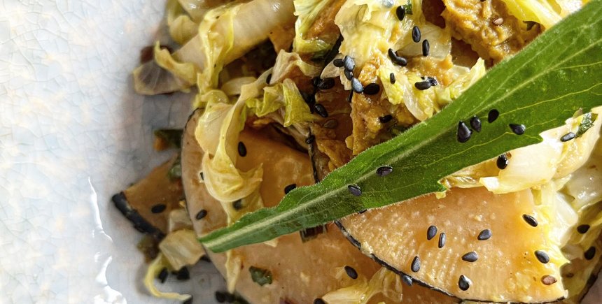 Wok van rammenas, chinese kool en seitan