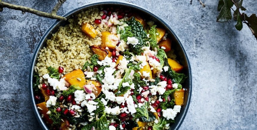 Boerenkoolsalade met geroosterde pompoen, granaatappelpitten en feta