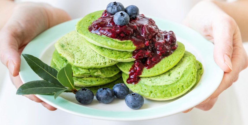 Spinazie pancakes met bosvrucht-laurier compôte - foto: Vegamuze