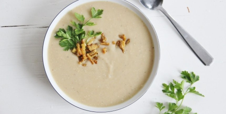 Geroosterde wittekoolsoep met tempehspekjes