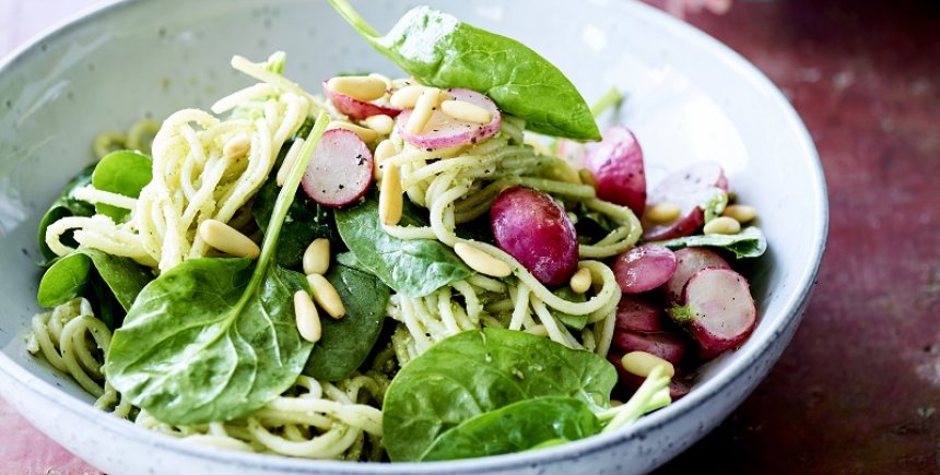 Pasta met gebakken radijs en radijsloofpesto
