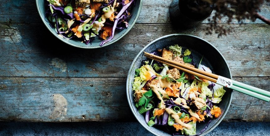 Rodekoolsalade met pindasaus