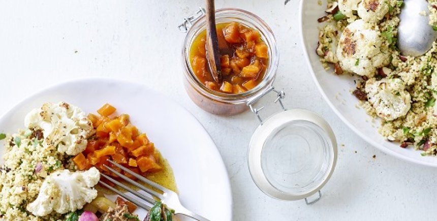 Lentewok van radijsjes , seitan, koolrabi en spinazie - foto: wout hendrickx