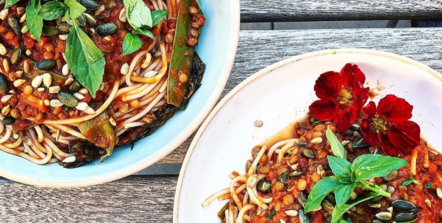 Pasta met geroosterde tomaten, aubergines en pruimen uit de oven